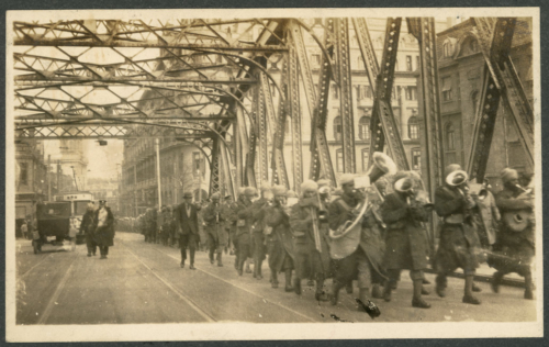 img616-Sikh-military-band-leading-troops-across-the-Garden-Bridge