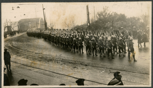 img617-British-troops-crossing-the-Garden-Bridge